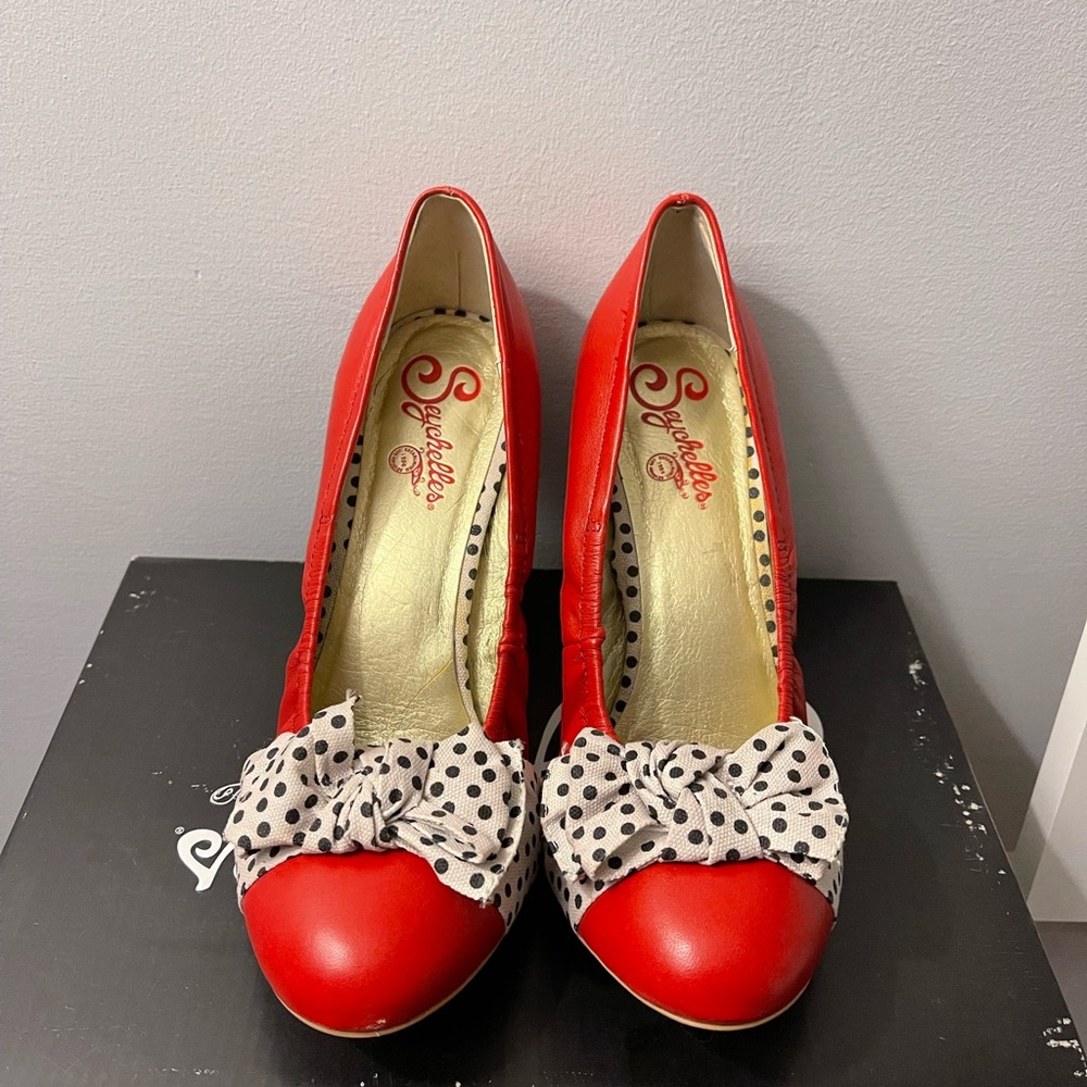 Seychelles Bergman red leather high heels with blk/white polka dot bows, sz 8.5
